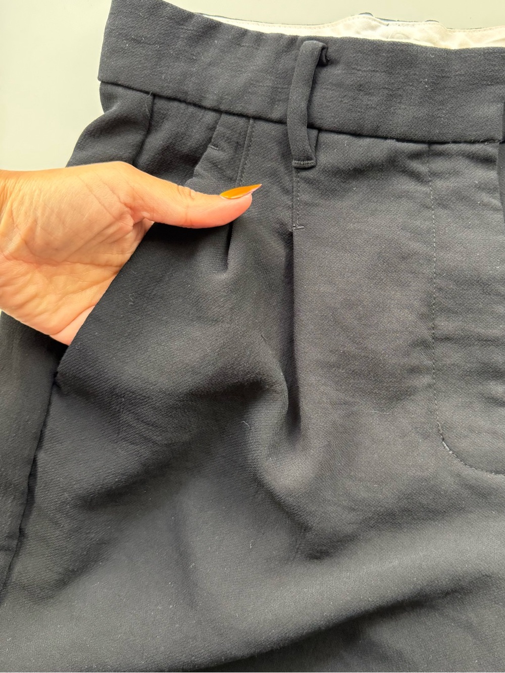 Aritzia Wilfred Effortless Mid-Thigh Pleated Trouser Shorts Black 4 Minimalist - Picture 8 of 13